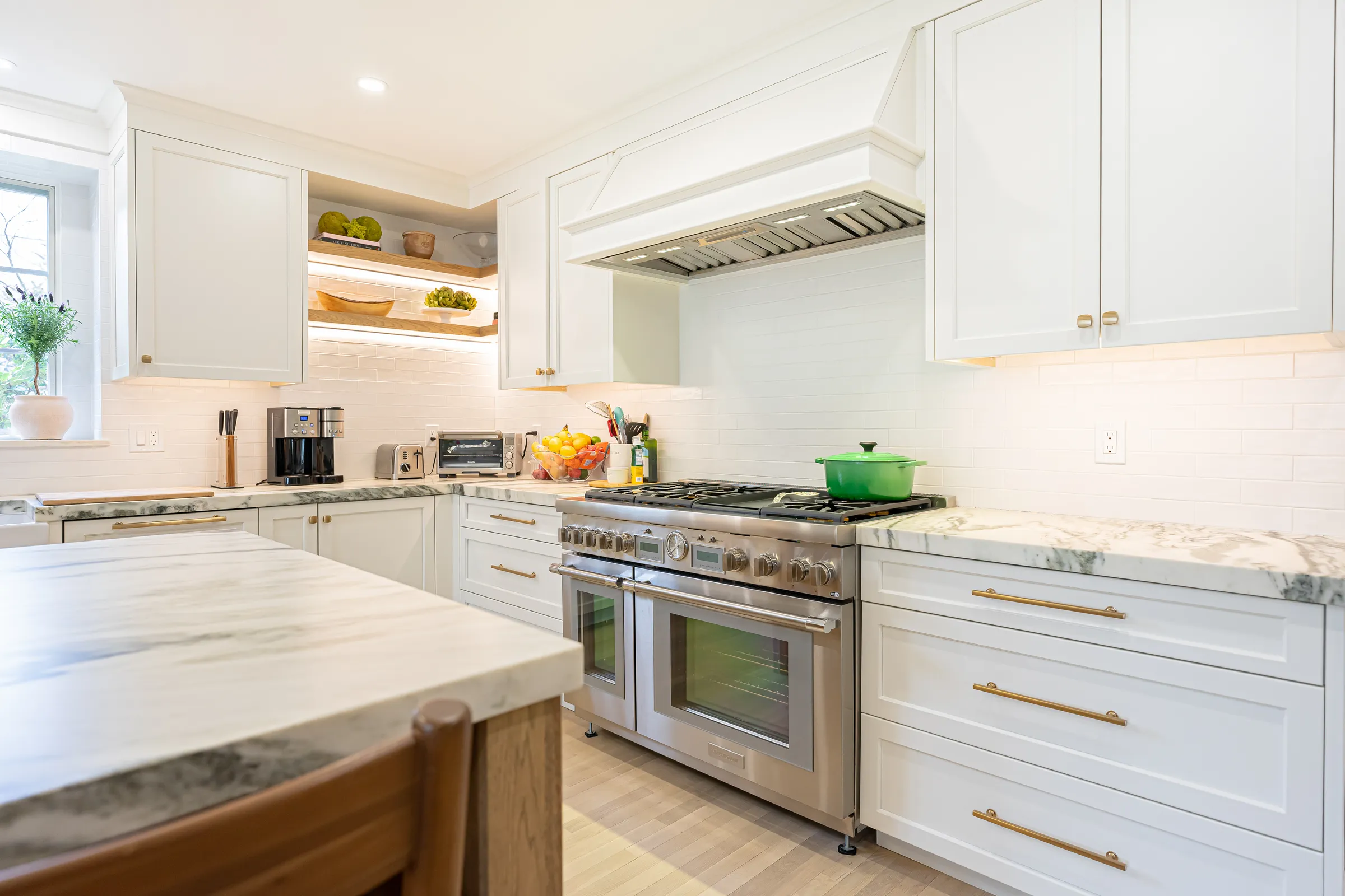 Quartzite counters around a professional range and hood